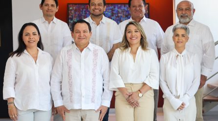 PRESENTA HUACHO A SU EQUIPO DE CONFIANZA