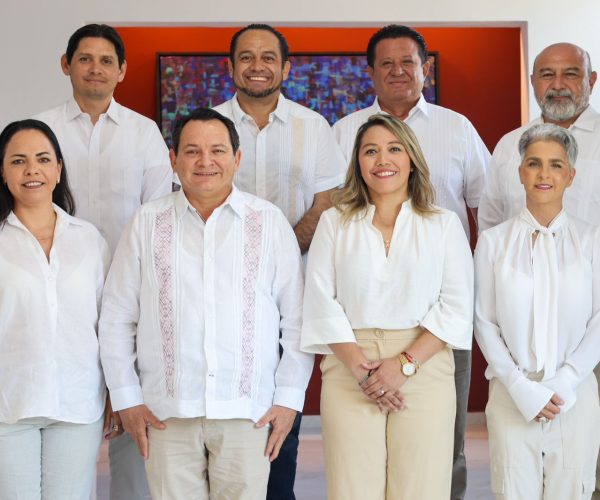 PRESENTA HUACHO A SU EQUIPO DE CONFIANZA