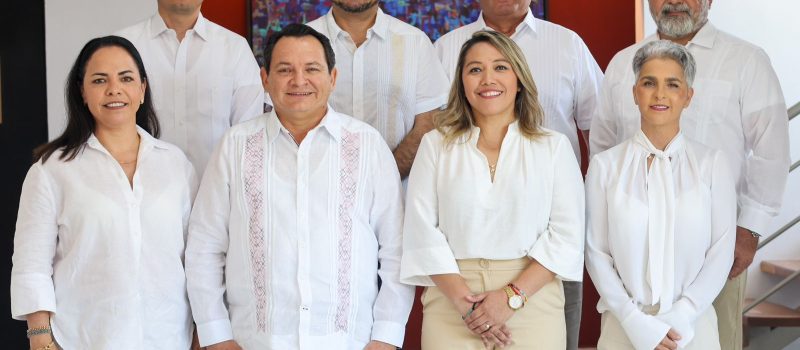 PRESENTA HUACHO A SU EQUIPO DE CONFIANZA