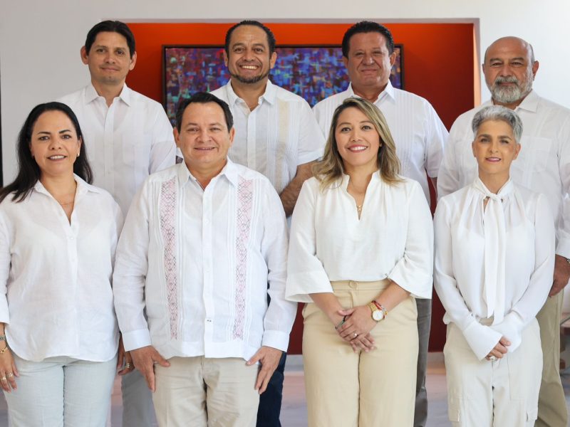 PRESENTA HUACHO A SU EQUIPO DE CONFIANZA