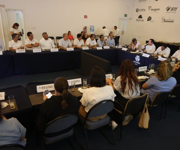 EMPRESARIOS Y GOBIERNO DE LA MANO POR LOS YUCATECOS