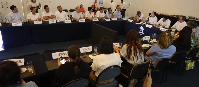 EMPRESARIOS Y GOBIERNO DE LA MANO POR LOS YUCATECOS