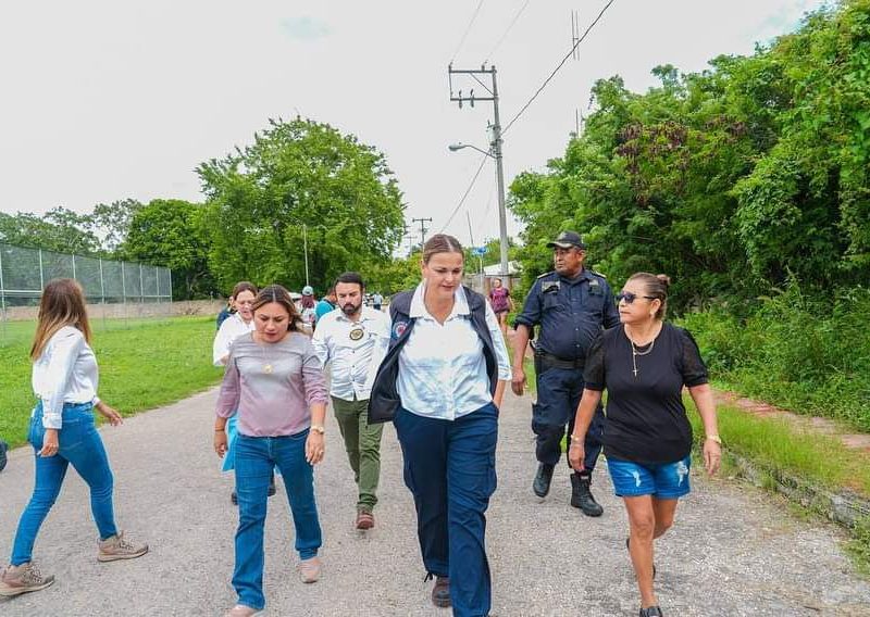 CECI DE LA MANO CON LOS MERIDANOS