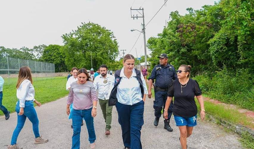 CECI DE LA MANO CON LOS MERIDANOS