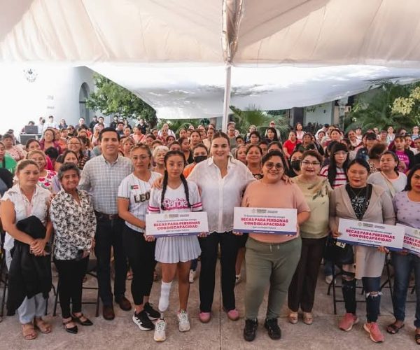 ALCALDESA ENTREGA LAS PRIMERAS BECAS