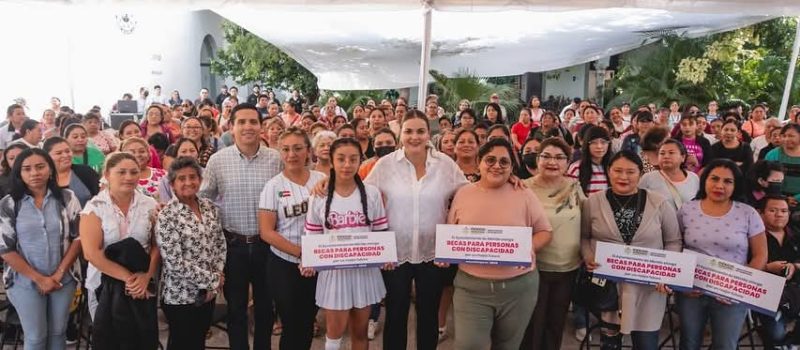 ALCALDESA ENTREGA LAS PRIMERAS BECAS