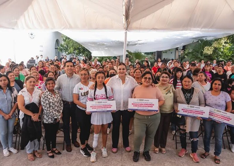 ALCALDESA ENTREGA LAS PRIMERAS BECAS