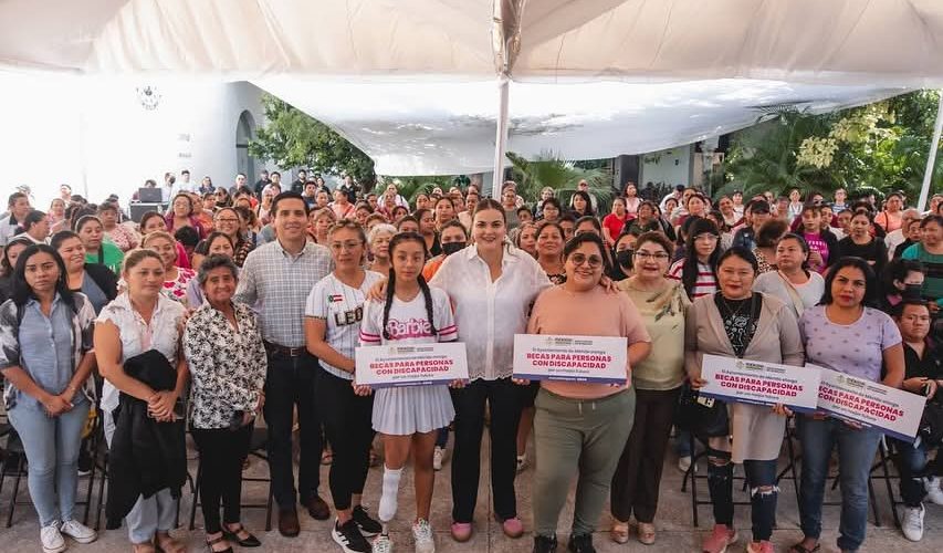 ALCALDESA ENTREGA LAS PRIMERAS BECAS