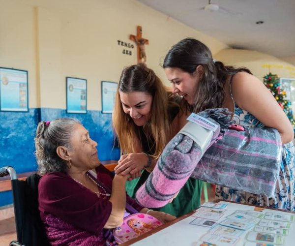 A MANERA DE “CÁLIDO ABRAZO” CECI ENTREGA COBERTORES