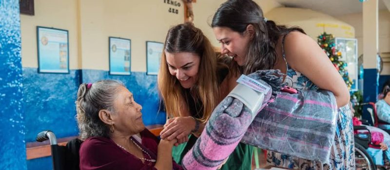 A MANERA DE “CÁLIDO ABRAZO” CECI ENTREGA COBERTORES