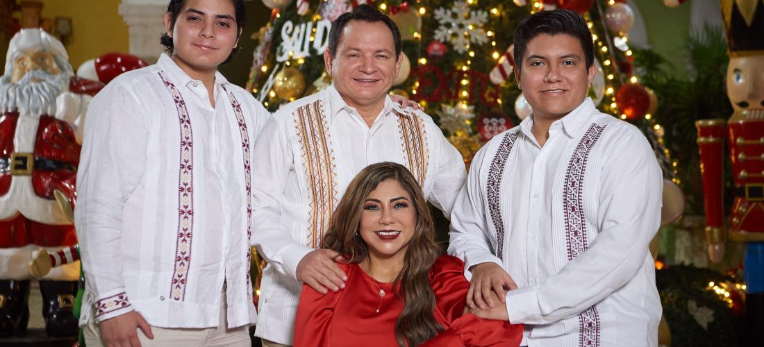 LA FAMILIA DÍAZ MÉNDEZ DESEA FELIZ NAVIDAD A LOS YUCATECOS