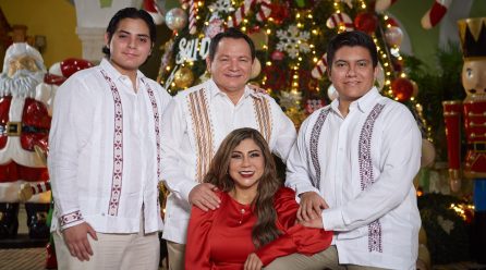 LA FAMILIA DÍAZ MÉNDEZ DESEA FELIZ NAVIDAD A LOS YUCATECOS