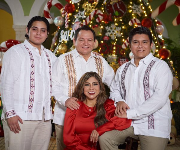 LA FAMILIA DÍAZ MÉNDEZ DESEA FELIZ NAVIDAD A LOS YUCATECOS