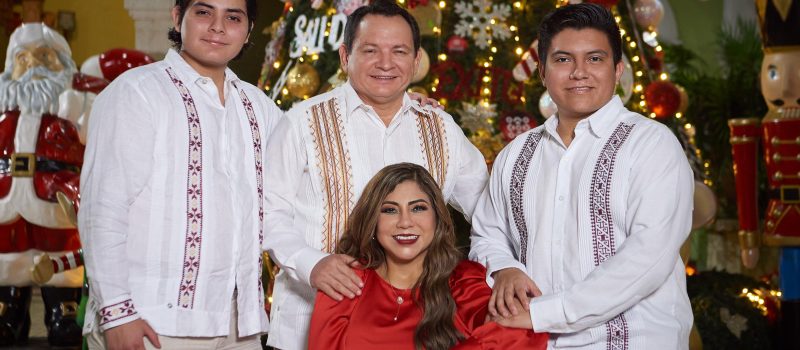 LA FAMILIA DÍAZ MÉNDEZ DESEA FELIZ NAVIDAD A LOS YUCATECOS