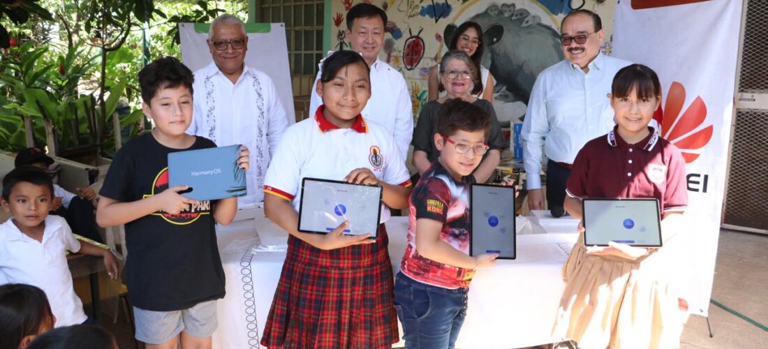 COMEDOR ZARIGÜEYAS RECIBE TABLETAS ELECTRÓNICAS