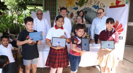 COMEDOR ZARIGÜEYAS RECIBE TABLETAS ELECTRÓNICAS