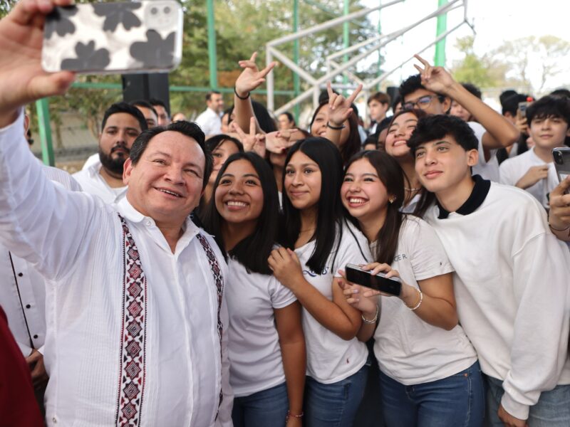 ESTUDIANTES RECIBEN LAS HERRAMIENTAS NECESARIAS