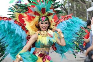 FIESTA MULTICOLOR EN DOMINGO DE BACHATA