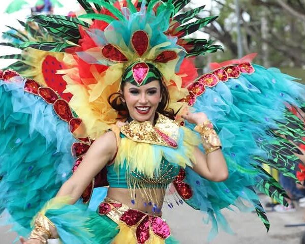 FIESTA MULTICOLOR EN DOMINGO DE BACHATA