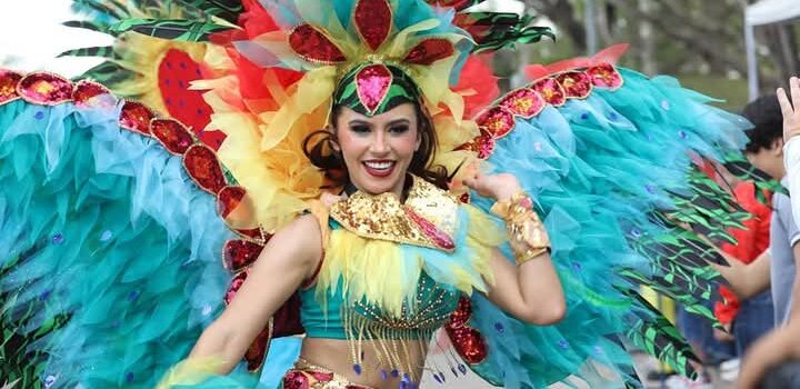 FIESTA MULTICOLOR EN DOMINGO DE BACHATA