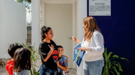CECILIA ENTREGA ACCIONES DE VIVIENDA A MADRES DE FAMILIA