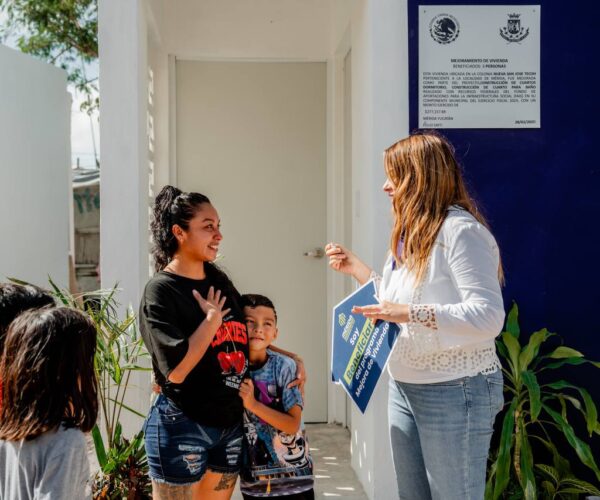 CECILIA ENTREGA ACCIONES DE VIVIENDA A MADRES DE FAMILIA
