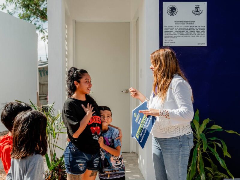 CECILIA ENTREGA ACCIONES DE VIVIENDA A MADRES DE FAMILIA