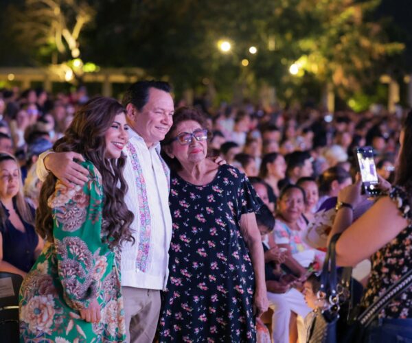 MADRES YUCATECAS DISFRUTAN DE LA “SERENATA A MAMÁ”