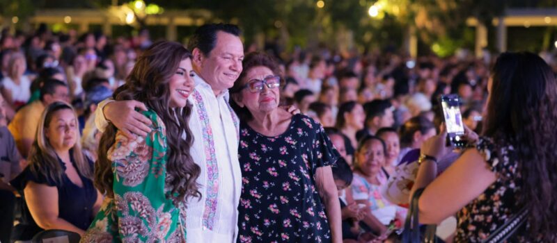 MADRES YUCATECAS DISFRUTAN DE LA “SERENATA A MAMÁ”