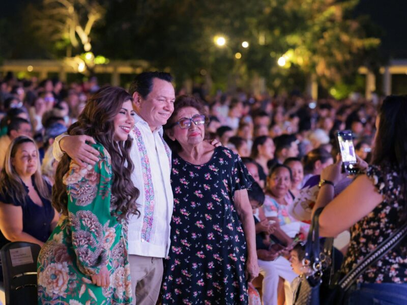 MADRES YUCATECAS DISFRUTAN DE LA “SERENATA A MAMÁ”
