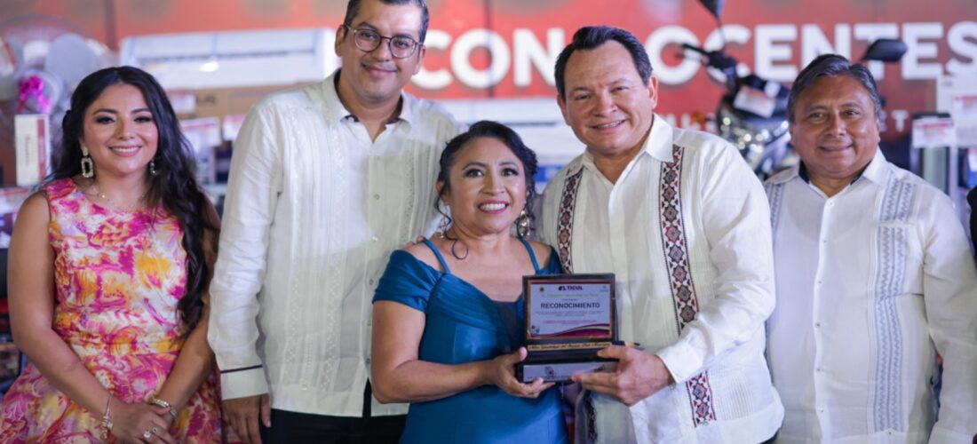 MAESTROS DE TICUL RECIBEN RECONOCIMIENTO