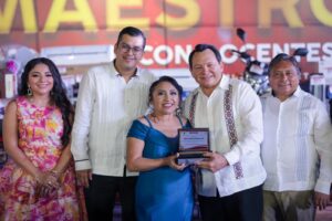 MAESTROS DE TICUL RECIBEN RECONOCIMIENTO