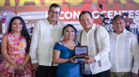 MAESTROS DE TICUL RECIBEN RECONOCIMIENTO