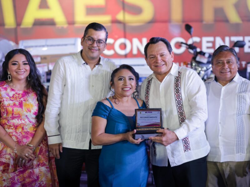 MAESTROS DE TICUL RECIBEN RECONOCIMIENTO