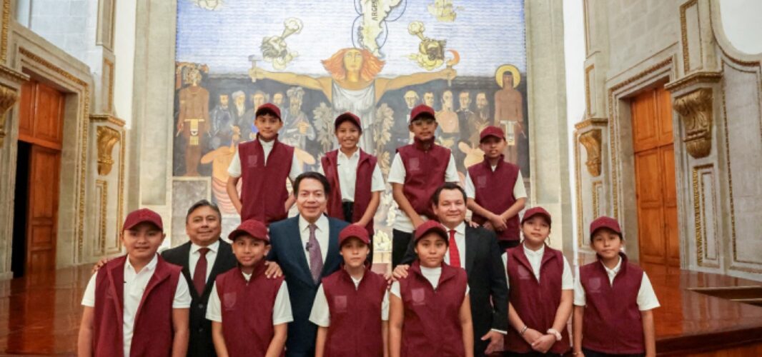 CAMPEONES OLÍMPICOS VISITAN LA SEP FEDERAL