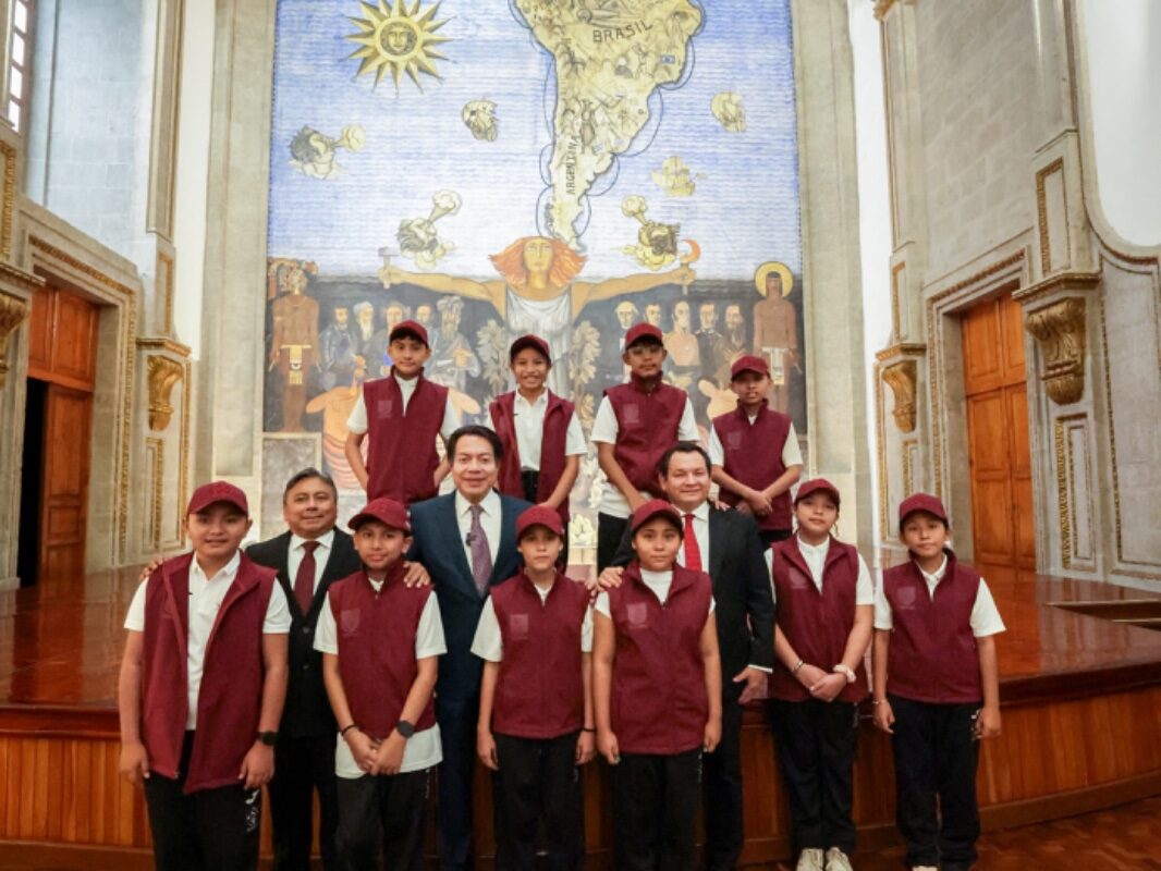 CAMPEONES OLÍMPICOS VISITAN LA SEP FEDERAL