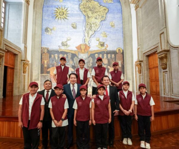 CAMPEONES OLÍMPICOS VISITAN LA SEP FEDERAL