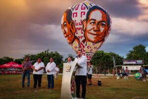 GLOBOS DE PAPEL EN EL FESTIVAL CULTURAL