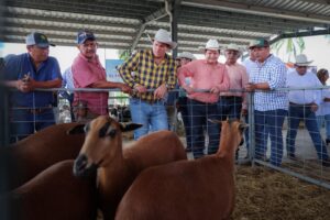 HUACHO ENTREGA EL PRIMER PAQUETE DE MAQUINARIA