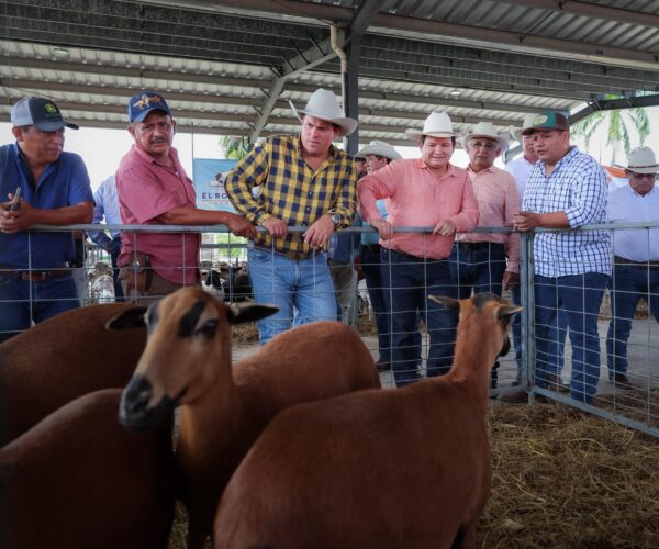 HUACHO ENTREGA EL PRIMER PAQUETE DE MAQUINARIA