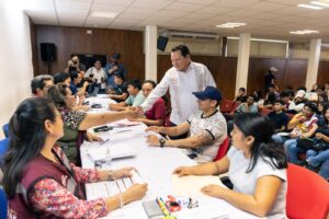ESTUDIANTES SE INSCRIBEN AL PROGRAMA DE BECAS