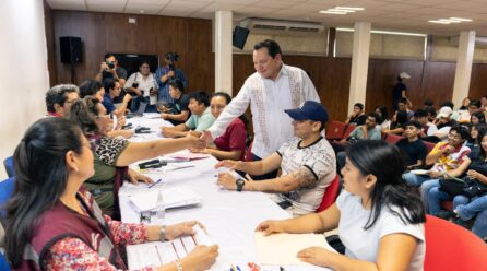 ESTUDIANTES SE INSCRIBEN AL PROGRAMA DE BECAS