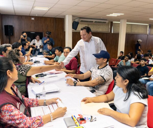 ESTUDIANTES SE INSCRIBEN AL PROGRAMA DE BECAS