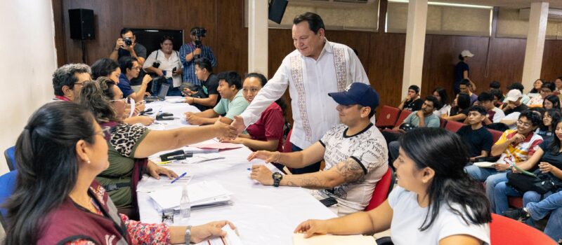 ESTUDIANTES SE INSCRIBEN AL PROGRAMA DE BECAS