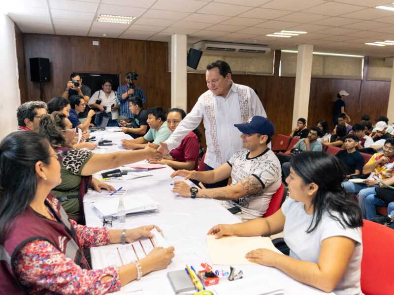 ESTUDIANTES SE INSCRIBEN AL PROGRAMA DE BECAS