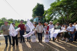 GOBIERNO RECONSTRUYE CAMINOS RURALES