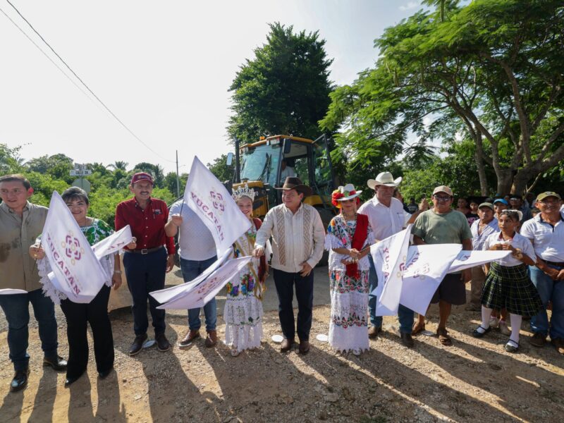 GOBIERNO RECONSTRUYE CAMINOS RURALES