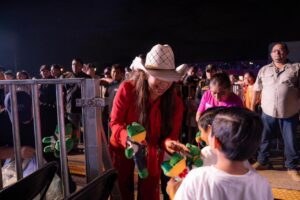 LARA CAMPOS DELEITA A NIÑOS Y NIÑAS