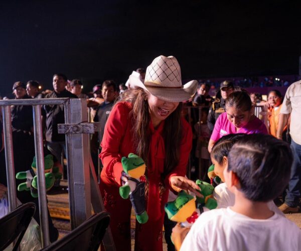 LARA CAMPOS DELEITA A NIÑOS Y NIÑAS