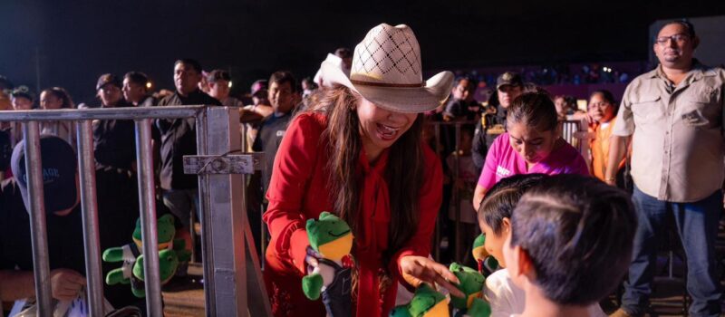 LARA CAMPOS DELEITA A NIÑOS Y NIÑAS